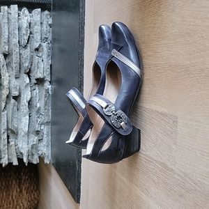 Dorking by Fluchos navy/silver leather shoes. Size 38. Heel height is 1.5".